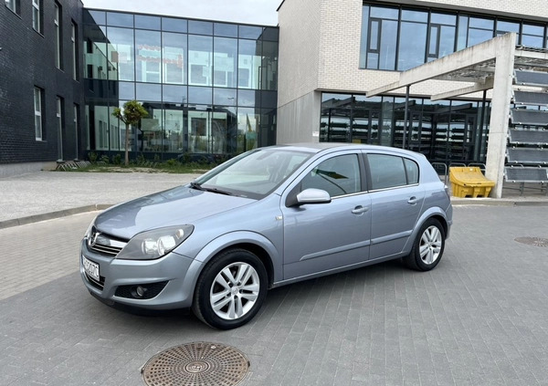 Opel Astra cena 14000 przebieg: 185000, rok produkcji 2009 z Poznań małe 277